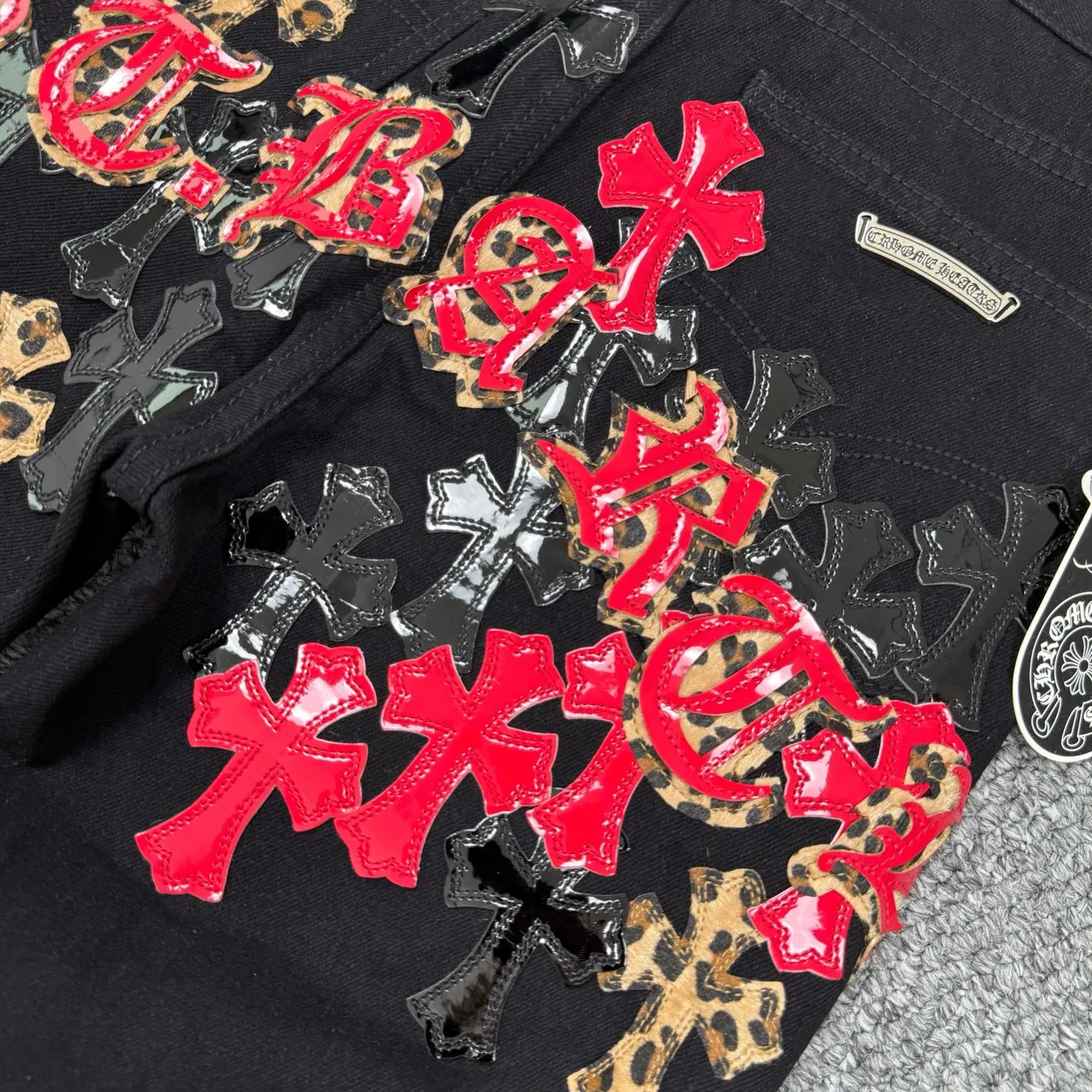 P240 Style No.: H836 ChromeHearts & ChromeHearts Patent Leather Spliced ​​Red Cross Spliced ​​Leather Straight Jeans Ceiling-Level Jeans A pair is hard to find at the counter‼ ️About Zangyin✅This is an extremely luxurious fashion brand that can also be called the aristocracy of the high street. It has always been an exclusive brand for some hipsters or rich second generations. The color of this model is already very eye-catching by using a unique washed material. It is decorated with pink patch cross flowers, which cleverly highlights the charm of the brand. Secondly, this model adopts a classic high-waist cut design, which highlights the long legs and fashionable temperament of the upper body. The brand is highly recognizable and the slim-fitting configuration is more suitable for daily wear. The personality will be fashionable and the specifications can be seen at a glance. Materials and technology ✅ Needless to say, this point goes without saying. As an excellent craftsman brand, Zangyin's requirements for details and craftsmanship are really perfect. The washed color of this model has gone through a lot of processes, not to mention the embellishment of the denim appliqués. It is also purely handmade and sewn. Just like what they believe in, only handmade things have soul and have the meaning of wearing. A top-notch heavy-duty fashionable denim item, recommended by both hands‼ ️ Size: 28, 30, 32, 34, 36 (S-XXL) Color: black